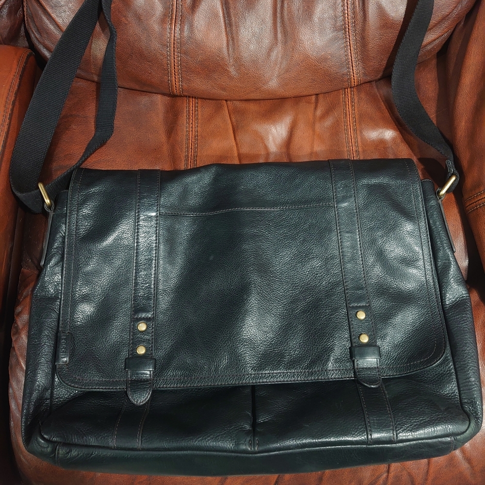 Fossil Travis mens Leather Messenger Bag